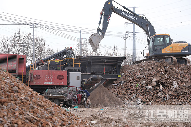 時產300噸移動建筑垃圾粉碎機現場 時產300噸移動建筑垃圾粉碎機現場